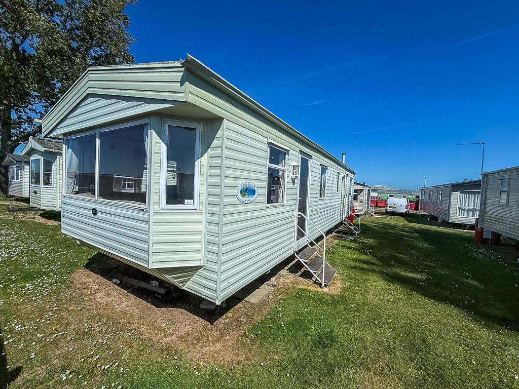 Caravan By The Sea At California Cliffs Holiday Park In Norfolk Ref 50014B, Great Yarmouth
