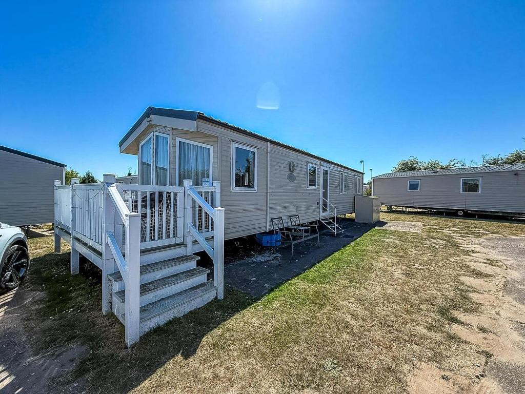 Dog-Friendly 8 Berth Caravan At Cherry Tree Holiday Park In Norfolk Ref 70363C, Great Yarmouth