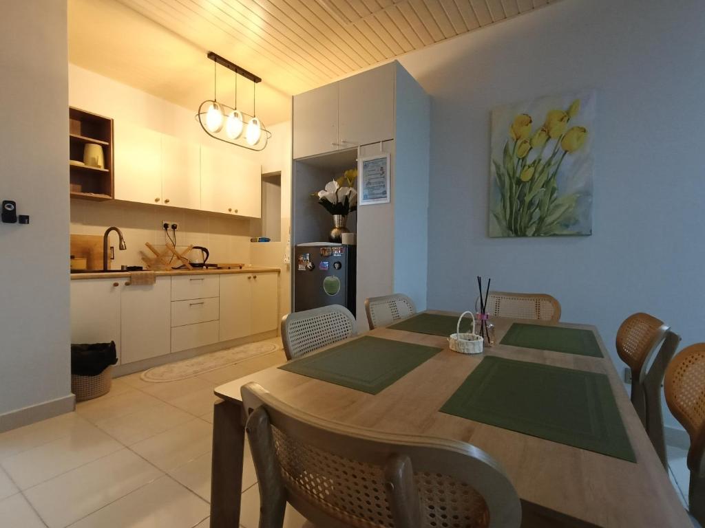 D1302 Ayesha Homestay D'Alanis 3R2B, Sepang