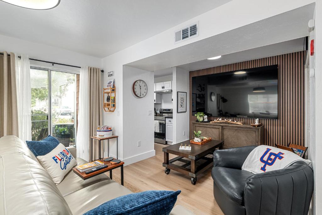 Modern & Stylish Condo Near UF, Shands & VA, Gainesville