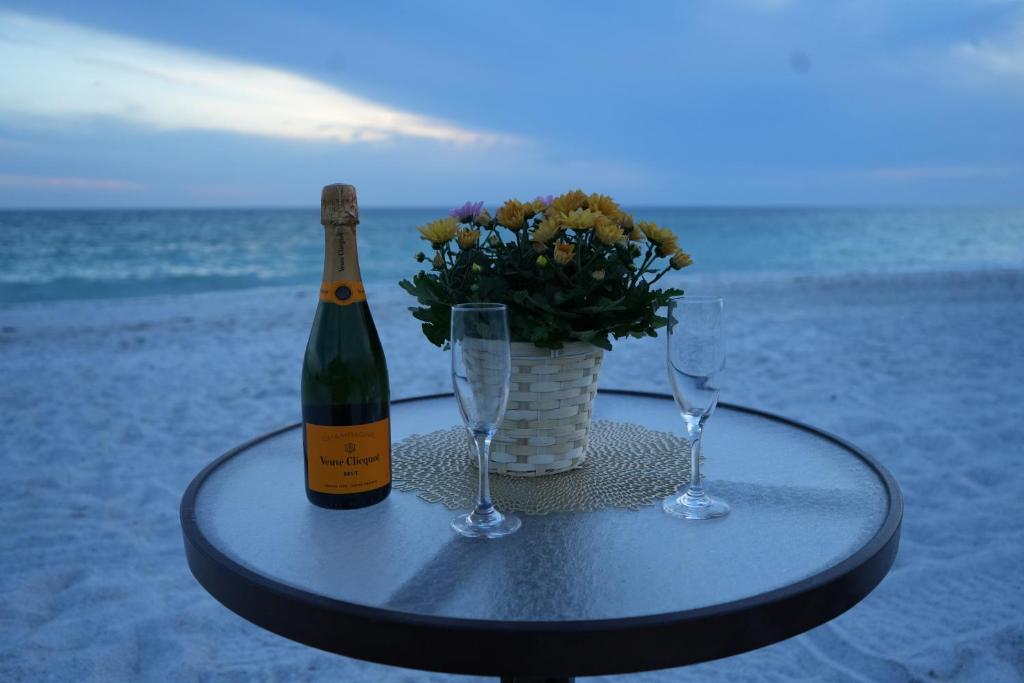 Relax Beachside in This Cozy 1BR Bradenton Condo - Steps from the Sand, Bradenton Beach