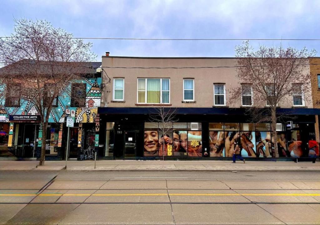 Dragon Gate Inn, Toronto