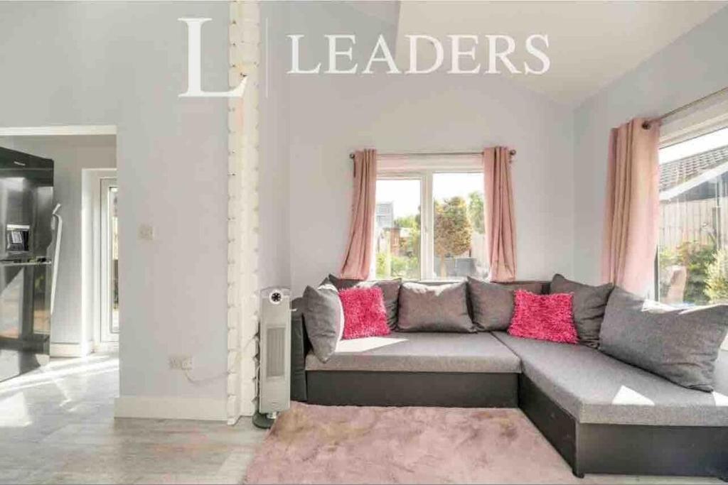 Adorable Self Contained detached annexe, Holmwood