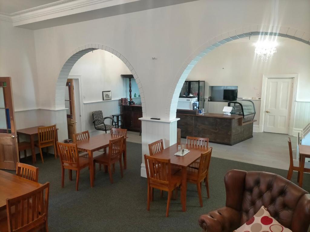 Honeysuckle Inn - Violet Town