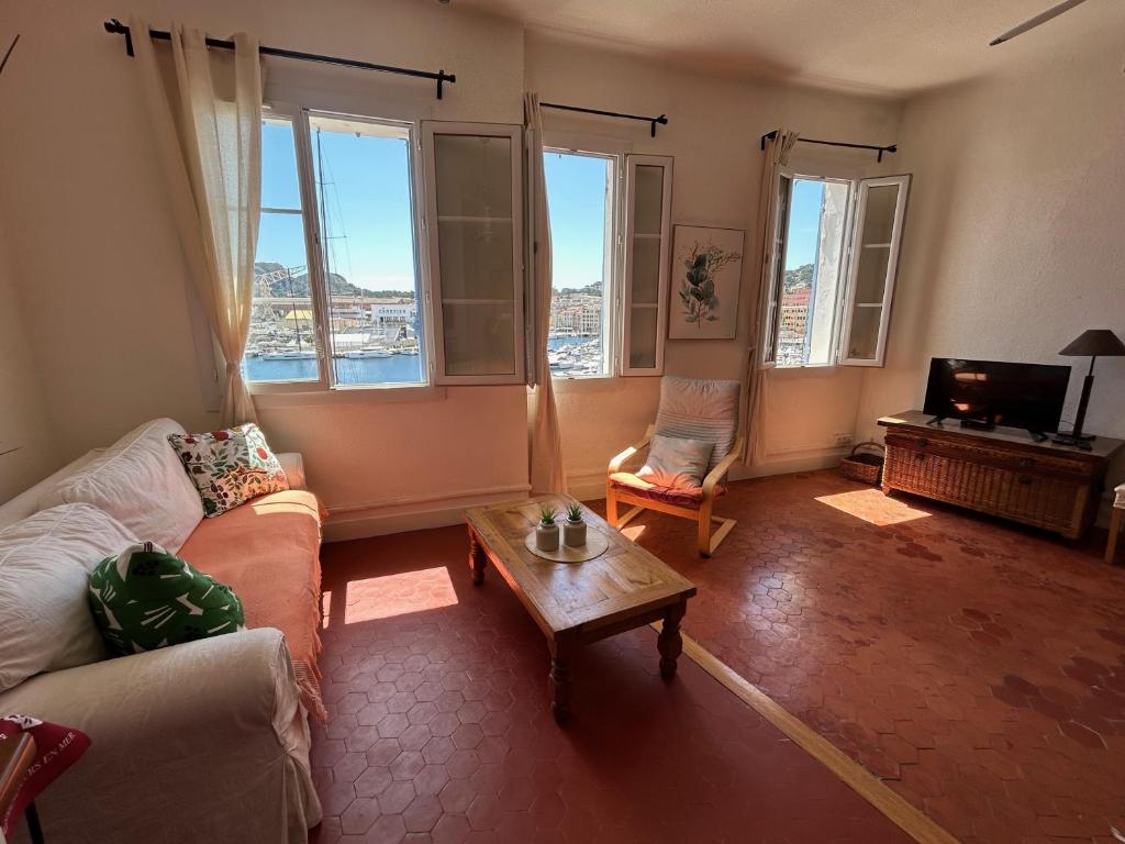 Spacious 2-bed apartment with direct Port view, free parking - 1