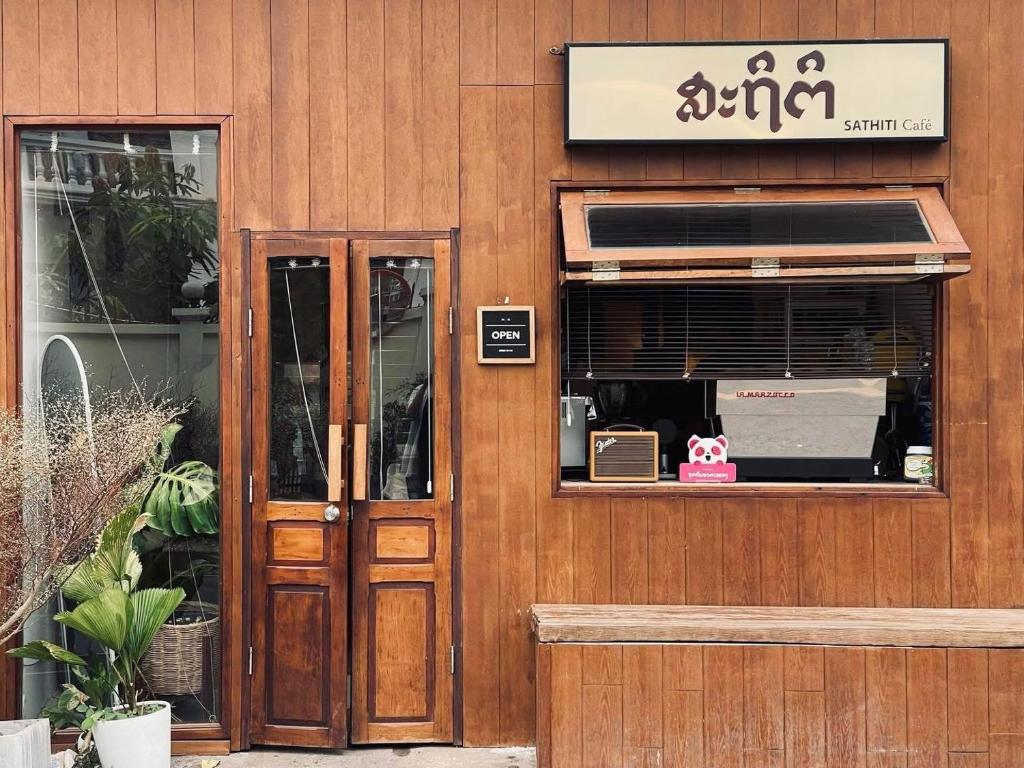 Sathiti Cafe & Bed, 100 mt from Sihom Night Market, Vientiane