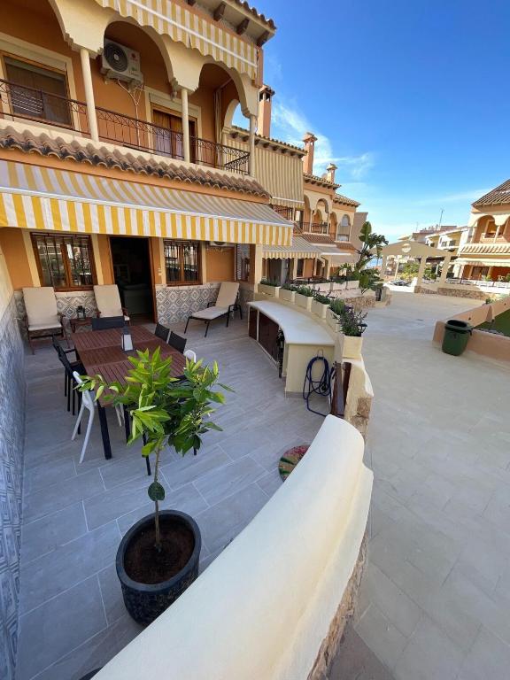 Close to beach, child-friendly townhouse with large pool - 4
