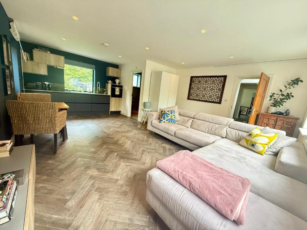 Studio with kitchen nestled lovely wooded cul du sac, New Malden