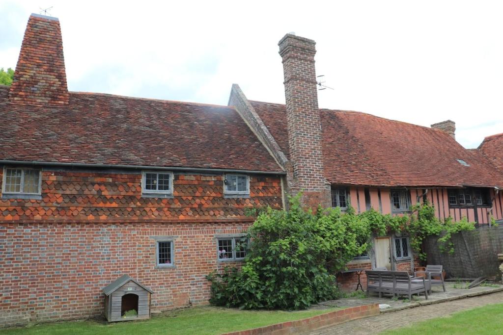 Delightful 4BD Home full of Flair Edenbridge Kent, Edenbridge