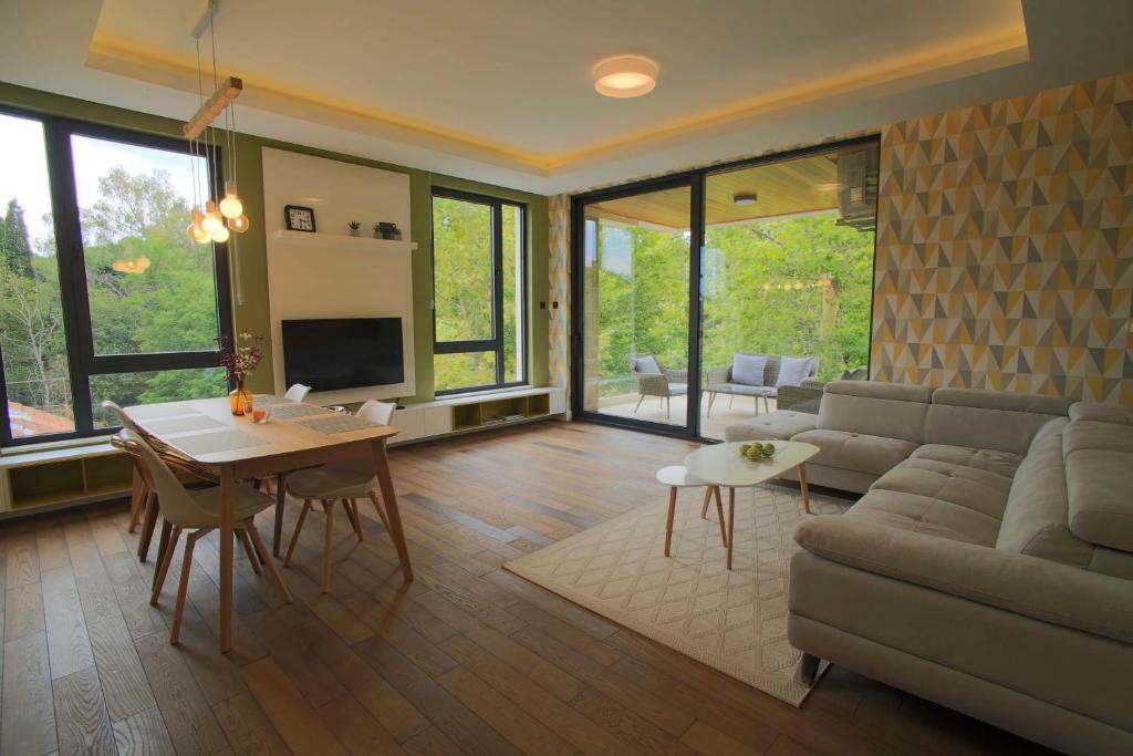 Park Residence 6 - 2 br & Parking at Tivat Center, Tivat