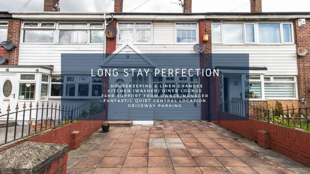 Free Driveway Parking 3 Double Bedroom House, Ideal for long term contractor, etc stays, 4 miles 11 mins drive to Nissan, 20 mins drive to Sunderland Newcastle, Fast WIFI - see Dwellcome Home Ltd site for assurance, Jarrow