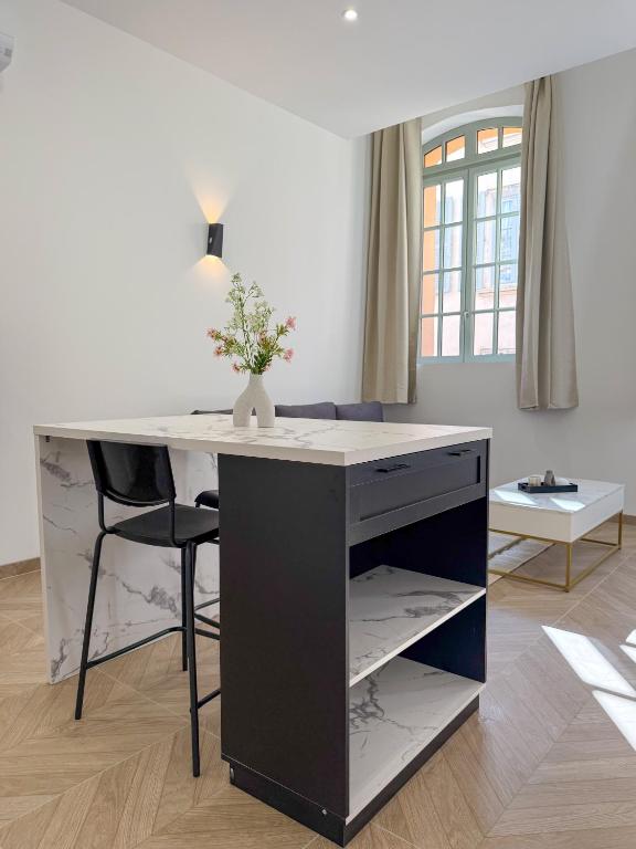 T2 luxe 100m Port 2Toulon Clim Wifi fibre SmartTV - 1