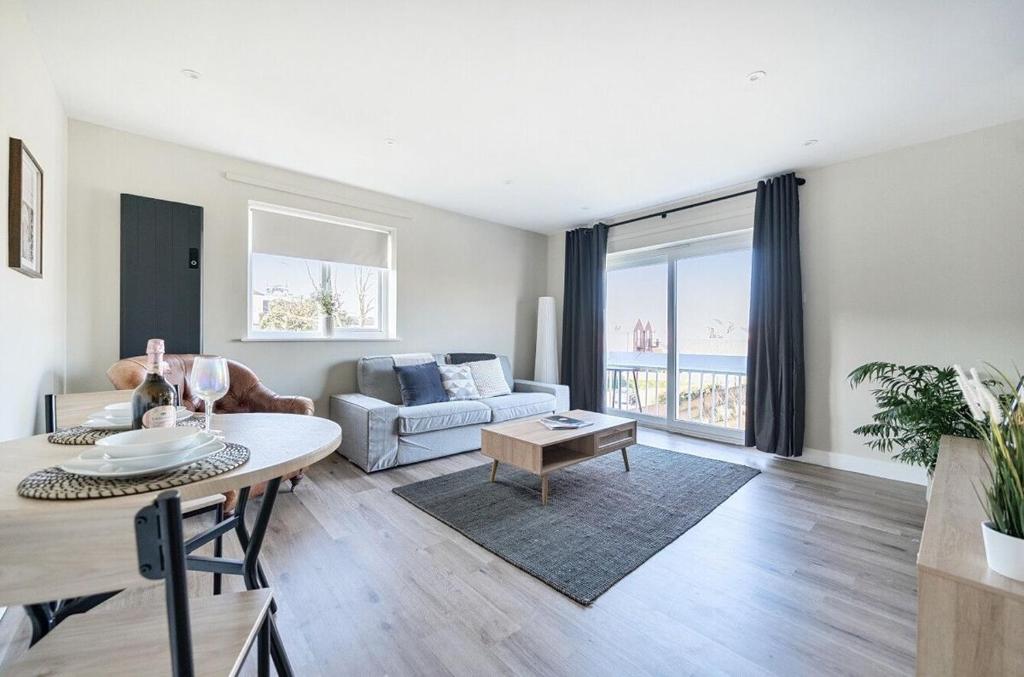 Lock 55 - Stylish Canalside Apartment, Stratford-upon-Avon