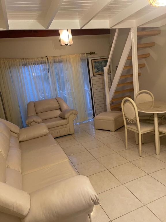 Chrisanns beach resorts, Kupuis