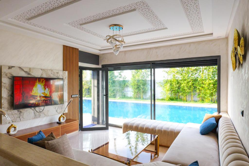 Al Nakheel - Ferme Spacieuse avec Grande Piscine Privée et Espace Vert, Kenitra