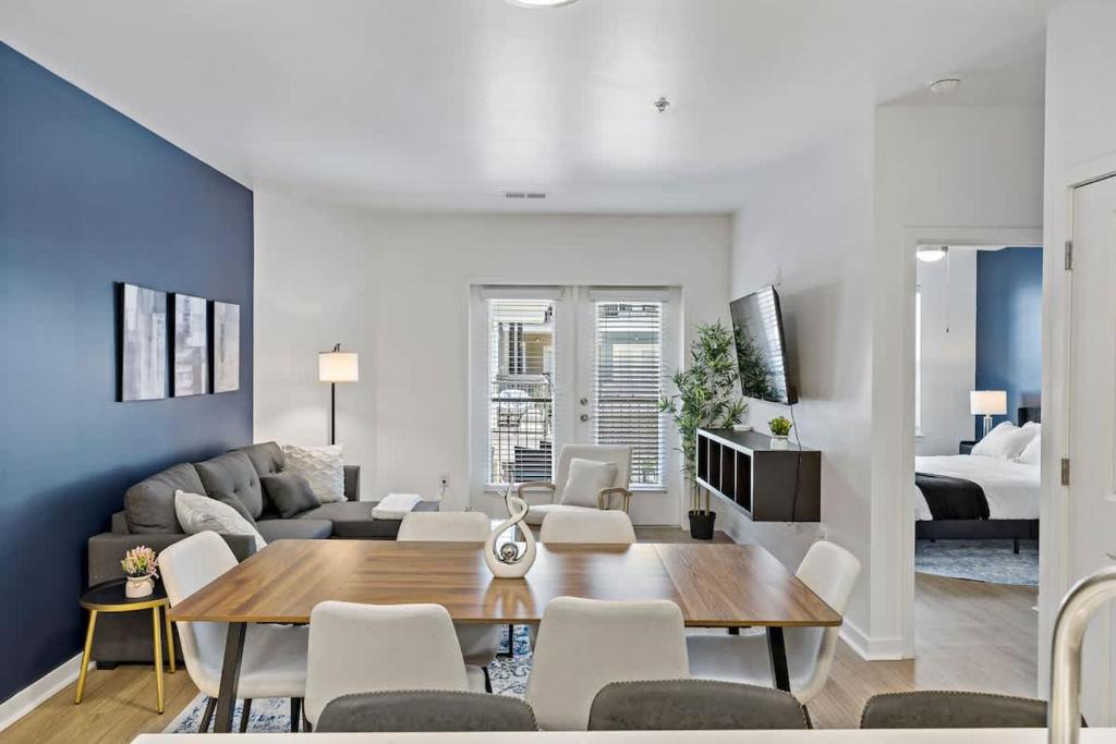 Modern 2BD - 5 Min DT, Gym, Parking, W-D - Sleeps 12, Charlotte