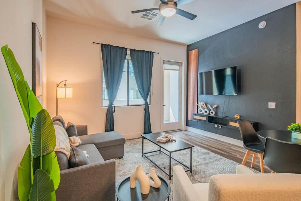 Luxe 1BR Kierland Commons, TPC Golf, Pool, Gym, W-D, Scottsdale