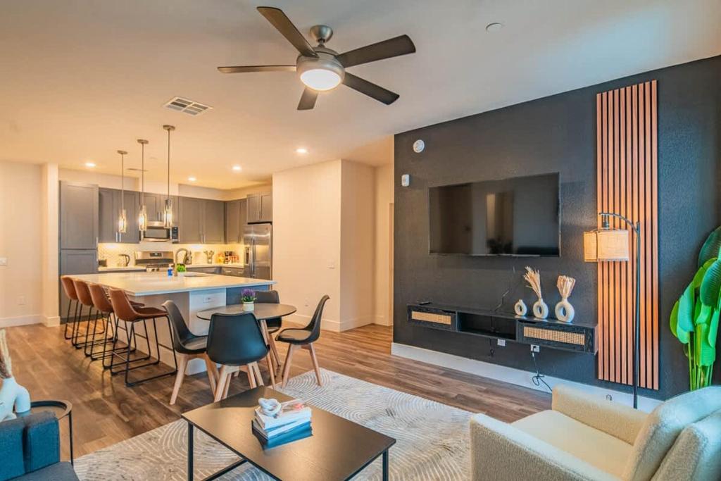 Posh 2BR Kierland Commons, TPC Golf, Pool, Gym, W-D, Scottsdale