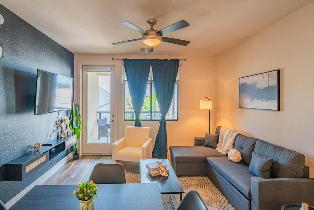 Stunning 2BR Kierland Common, TPC Golf, Pool, Gym, W-D, Scottsdale