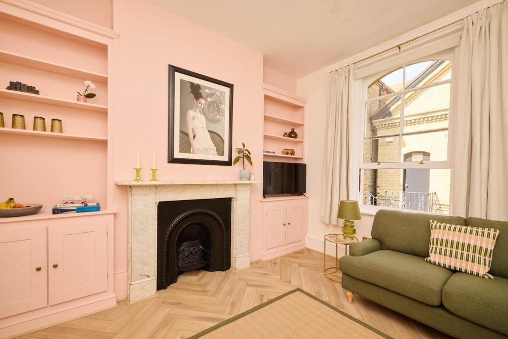 The Corner by the Castle, Rochester