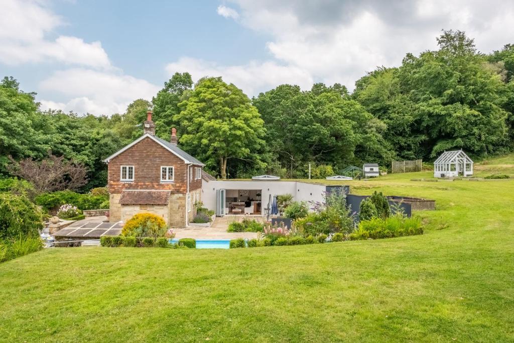 The Ashdown Escape, Hartfield