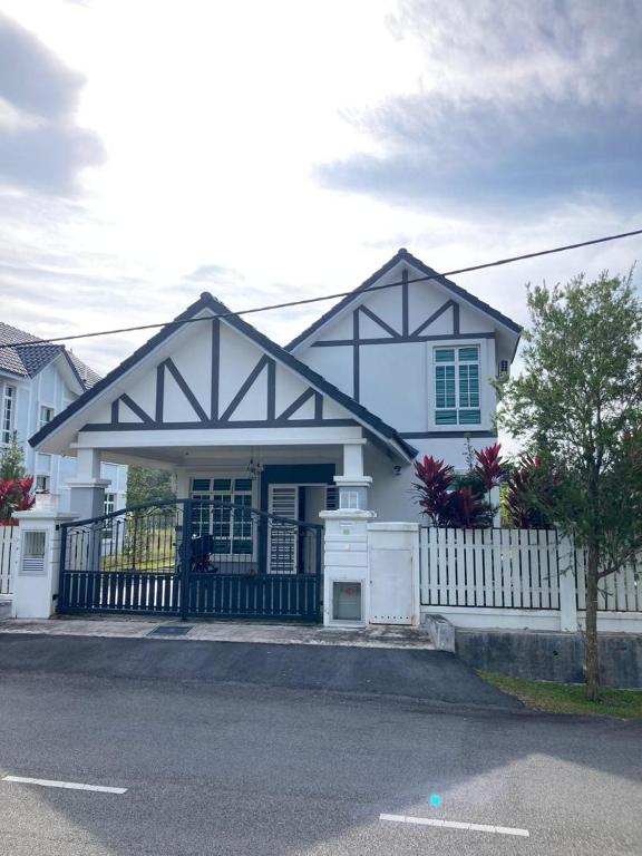 Mstaycation, Kampong Ayer Panas