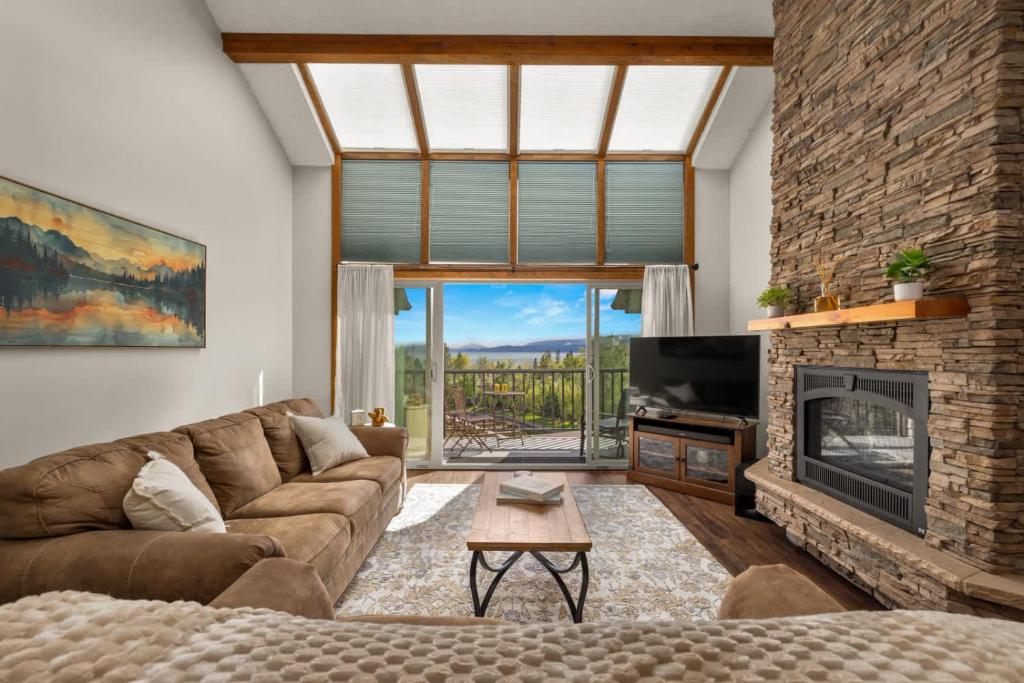 Paddle & Pine - Lake Views & Private Dock Access, Bigfork