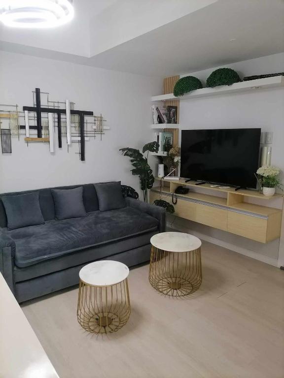 Elegant 2BR Condo Maldives Tower - Azure Resort Residences near MOA, Airport, SM, Casinos, Manila