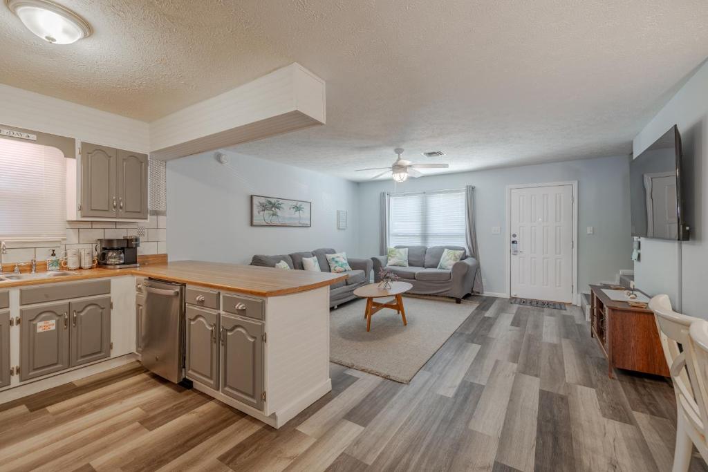 Seas The Day, Pet Friendly Walk to beach!, Panama City Beach