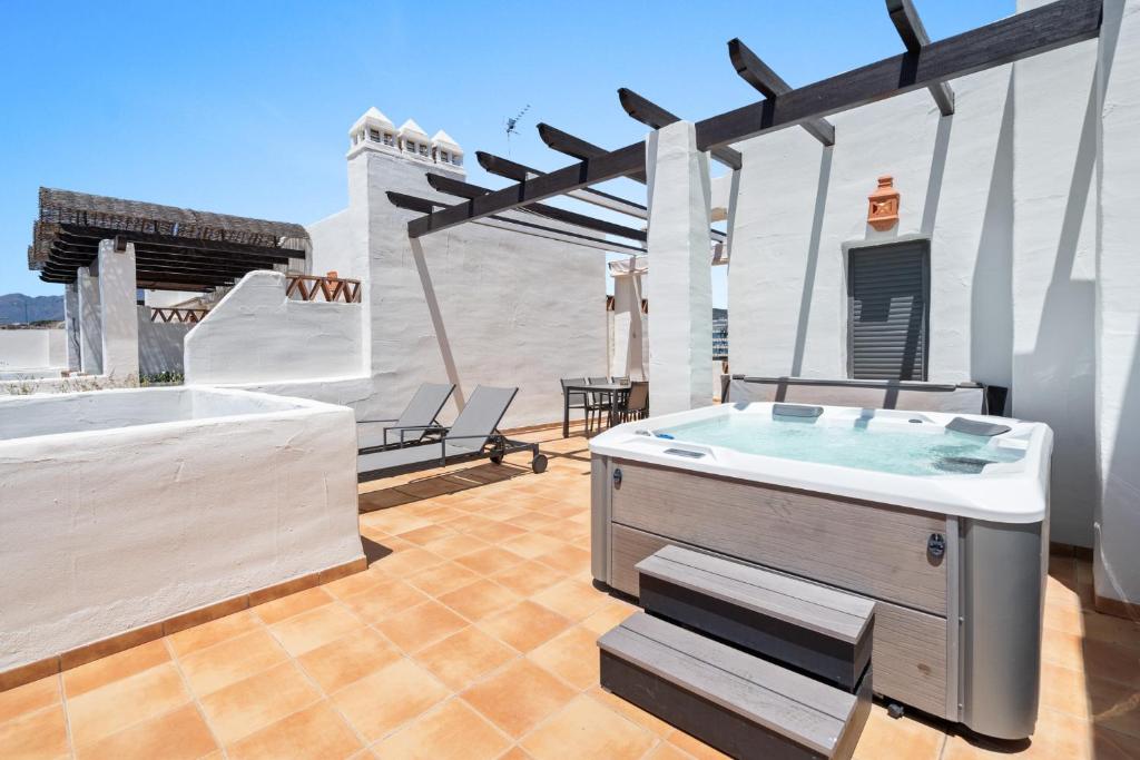 Sea View & Mountain View Apartment with Private Jacuzzi - Sunset Golf, Estepona - 3