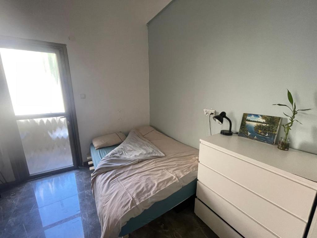 Sunlit studio with cozy balcony, Florentin Tel Aviv, Tel Aviv