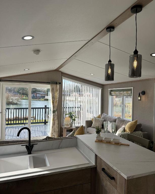 Ally Up - Lodge with Hot Tub, Allerthorpe