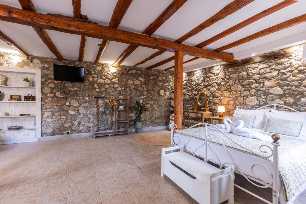 The Stone suite, Moraḯtika