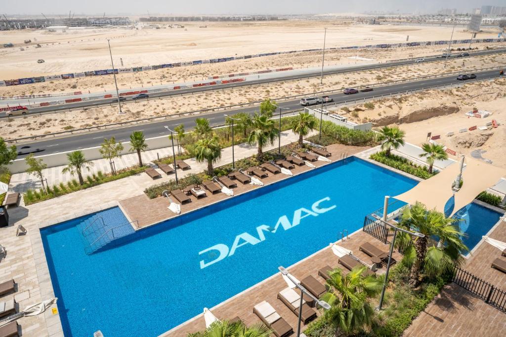 Stylish Studio with Pool View & Free Parking, Dubaj