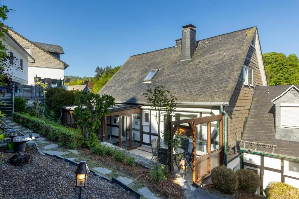 Ferienwohnung am Hügel, Hotel in Schmallenberg