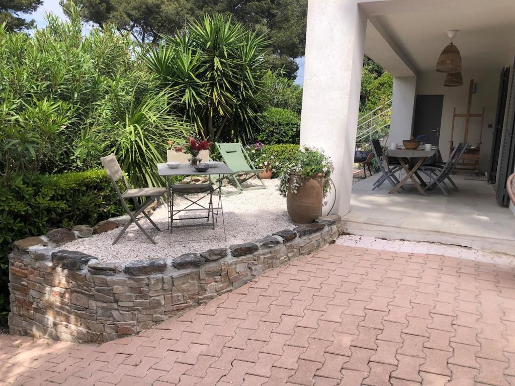 Joli F3 , 4 pers, villa Mahana , plein pied sur jardin , domaine privé criques et plages à pied - 1