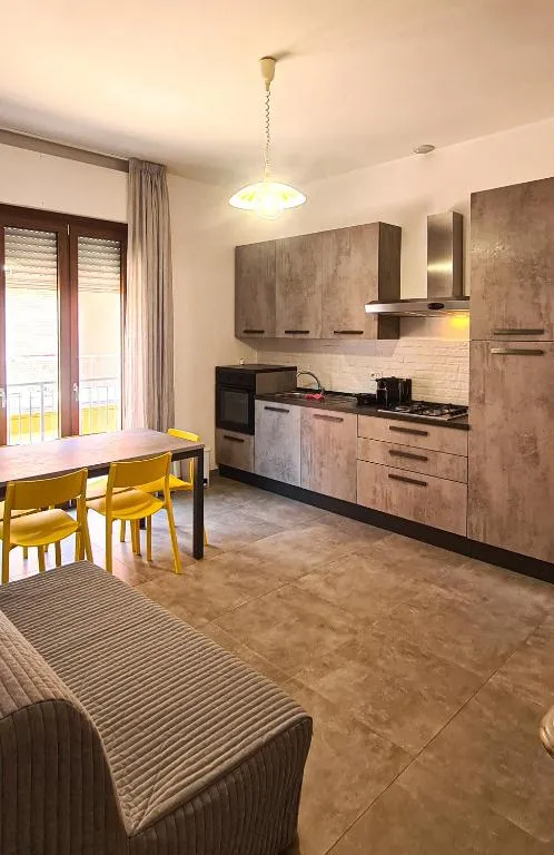 Anna & Maio Apartments, מלון בקמראנו