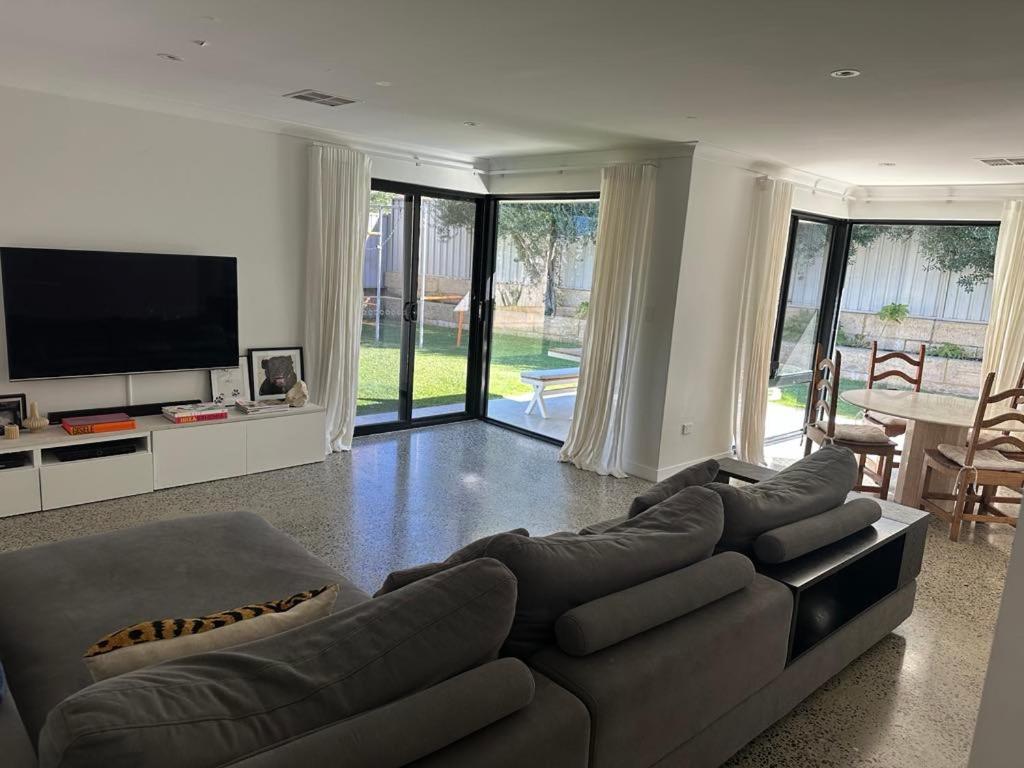 Westerly House - A Luxe Mullaloo Beach Retreat, Perth