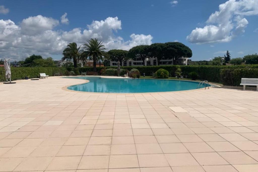 Spacious apartment with pool located in the Marina of Mandelieu, Mandelieu-la-Napoule