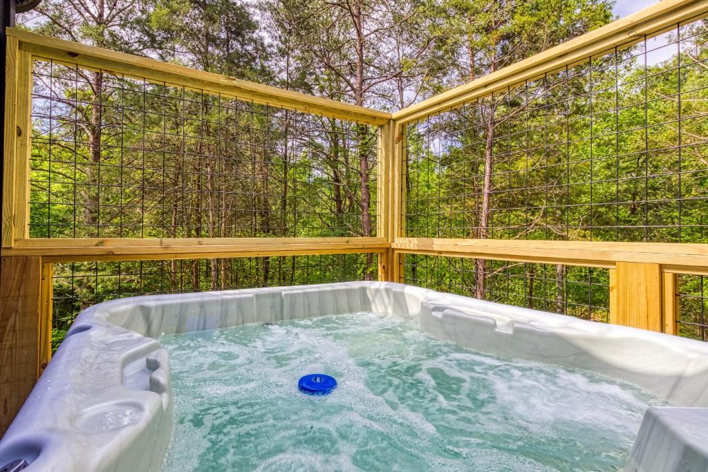 Twin Peaks Unit 2, Hot Tub, WIFI, 685 IN FREE Tickets each paid day, Sevierville