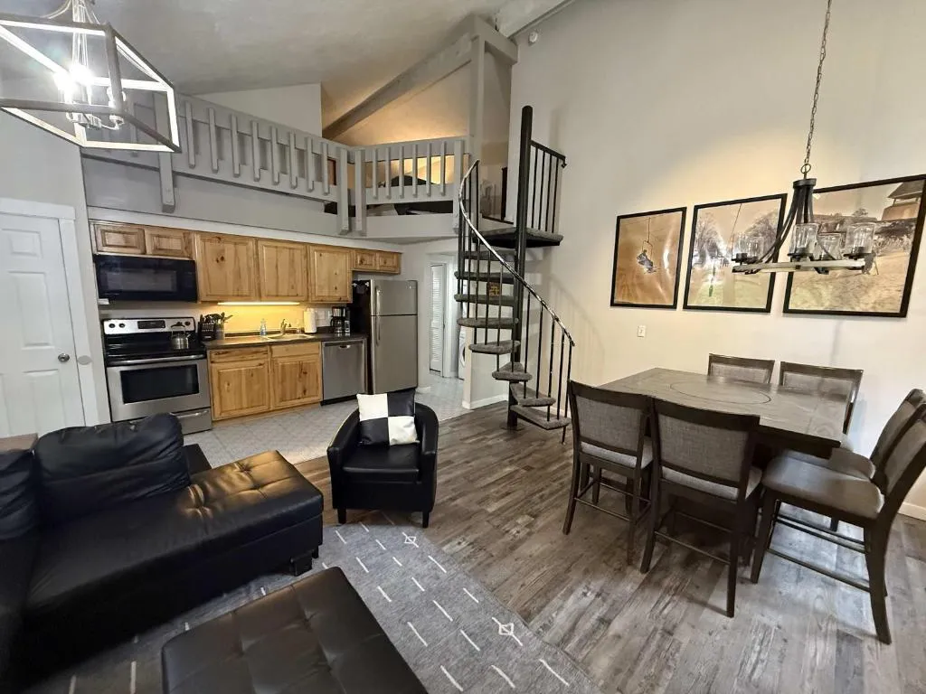 Boyne Mountain Condo -Sleeps 12, hotel in Boyne Falls