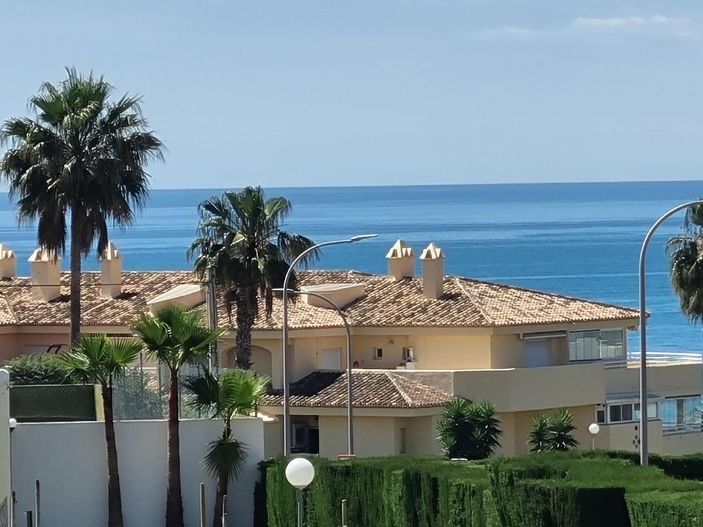 Spacious Apartment with all facilities just a few metres from the Beach - 1