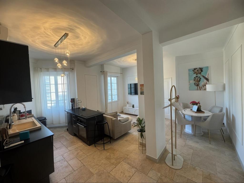 Appartement T3 grand standing à Juan Les Pins - 2