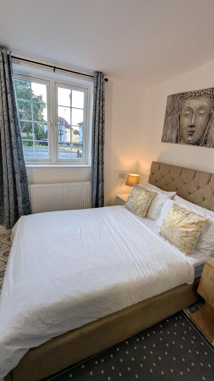 Annexe Studio private entrance, hallway and parking, Ruislip