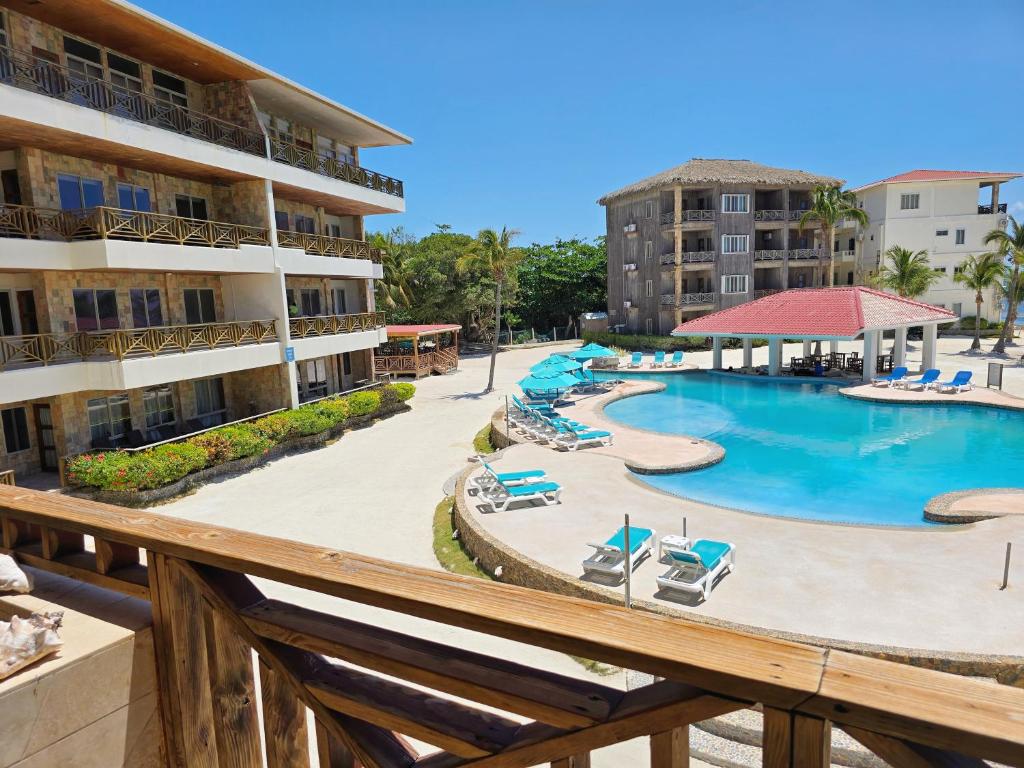 Oceans 23, Ambergris Cay