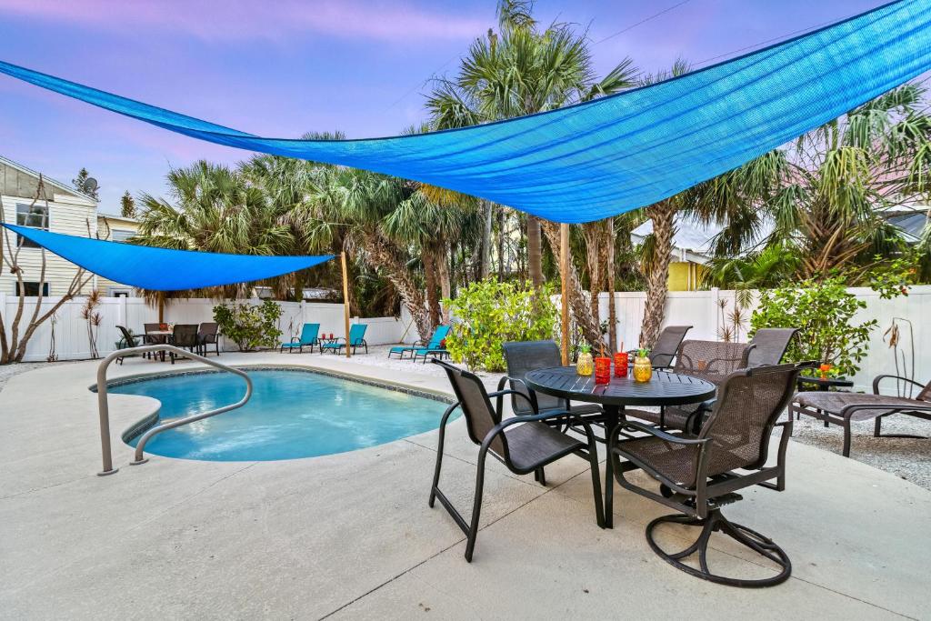 Holmes Getaway - Pet-Friendly, Pool, Walk to The Beach on AMI, Holmes Beach
