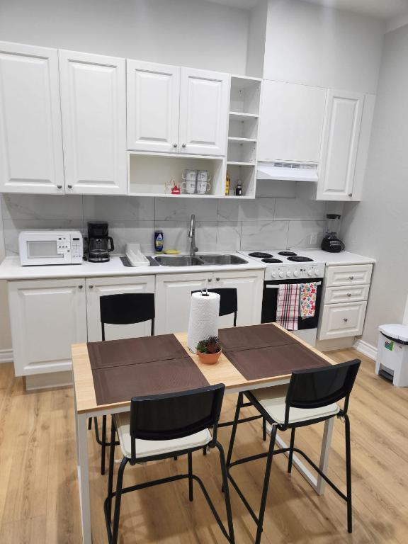 Top Location in DT TORONTO- CN TOWER VIEW, Toronto