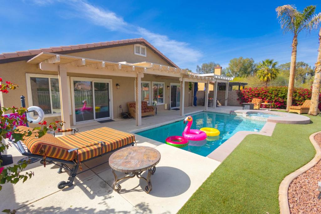 Spacious home with golf course views and private pool, Indio