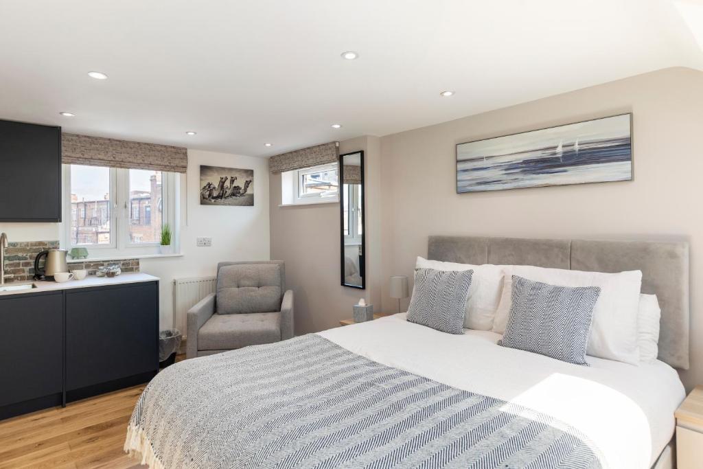 Studio at Tube Station Sleeps 3 Private Bathroom shared Kitchen 4, Edgware
