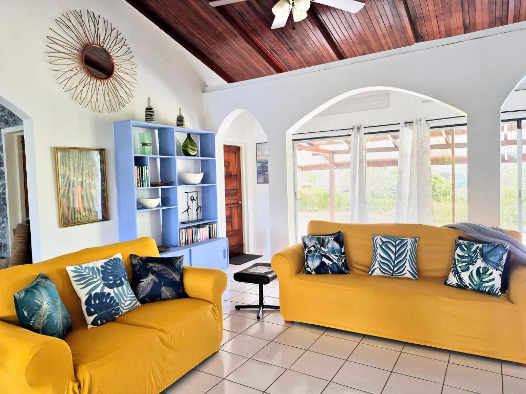 Almarlene House, spacious home sea view, large pool, patios, cot, cook, Gros Islet